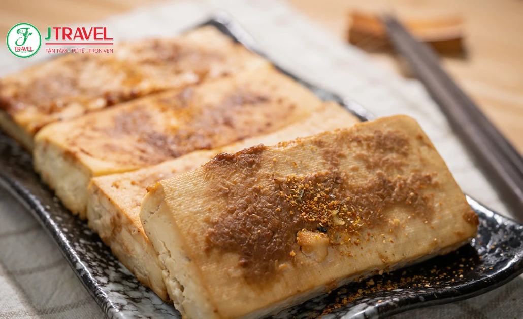 Đậu phụ nướng Quý Châu chấm gia vị cay thơm