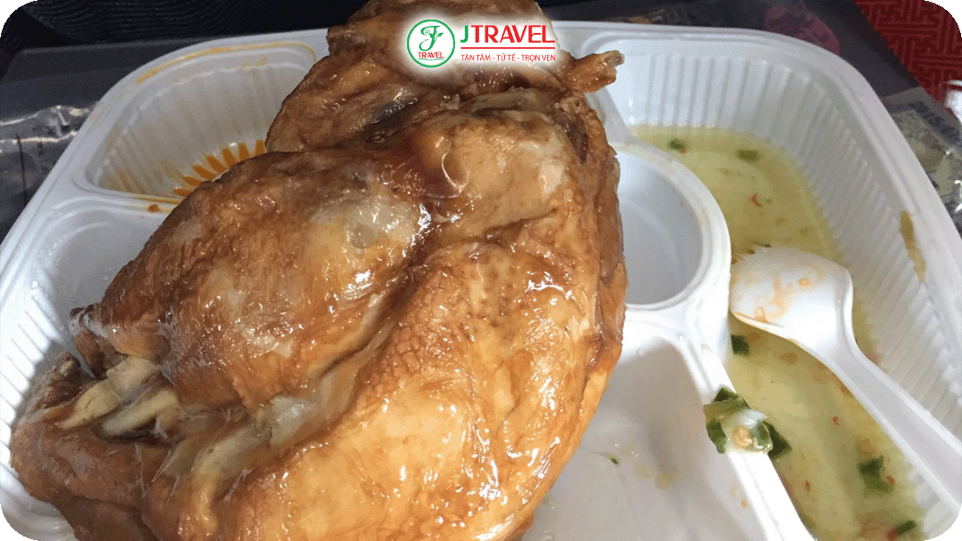 Gà Đức Châu được hầm lâu với mật ong, thì là và đường mía