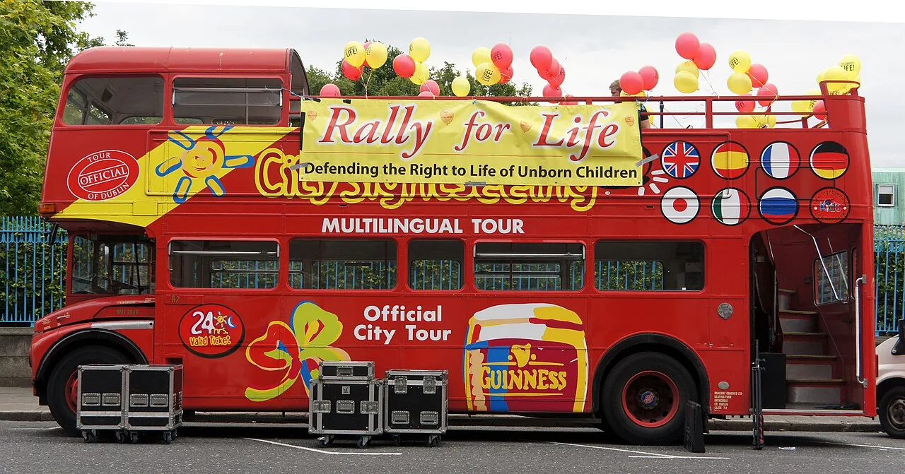 Đoàn khách tham quan bằng xe riêng trong tour Mỹ đoàn riêng