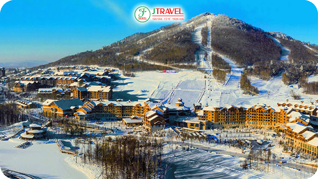 Khu trượt tuyết hiện đại nằm giữa vùng núi Trường Bạch hùng vĩ