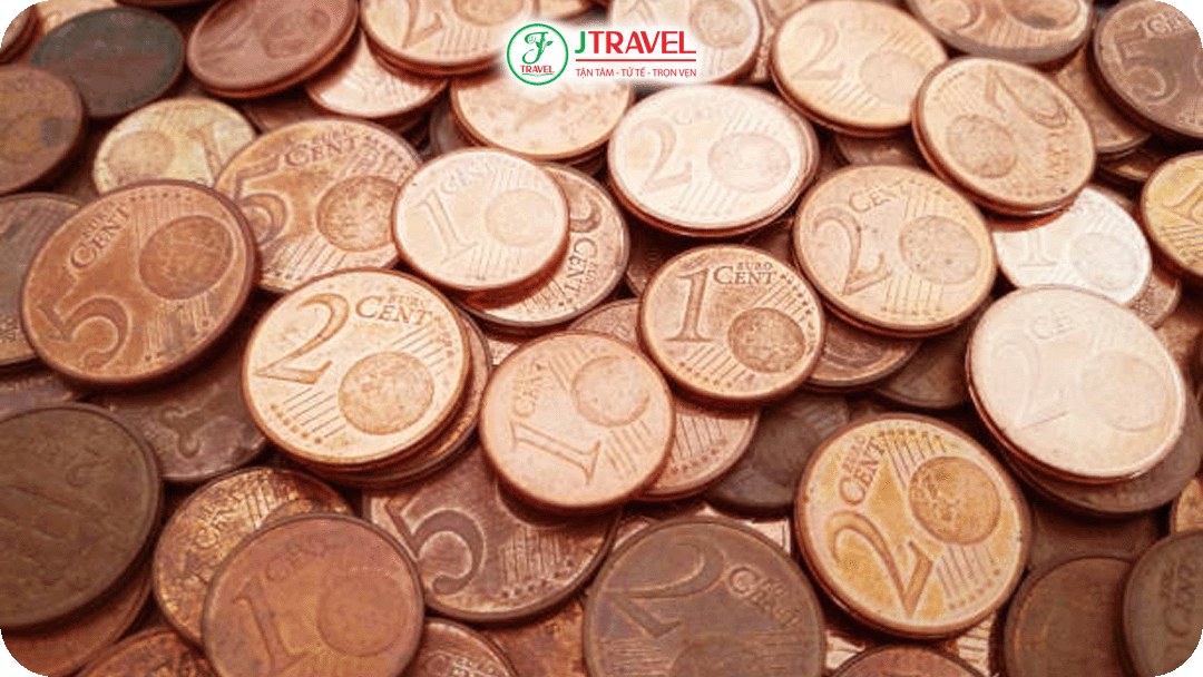 Tiền xu Euro có các mệnh giá 1, 2, 5, 10, 20, 50 Cent, €1 và €2