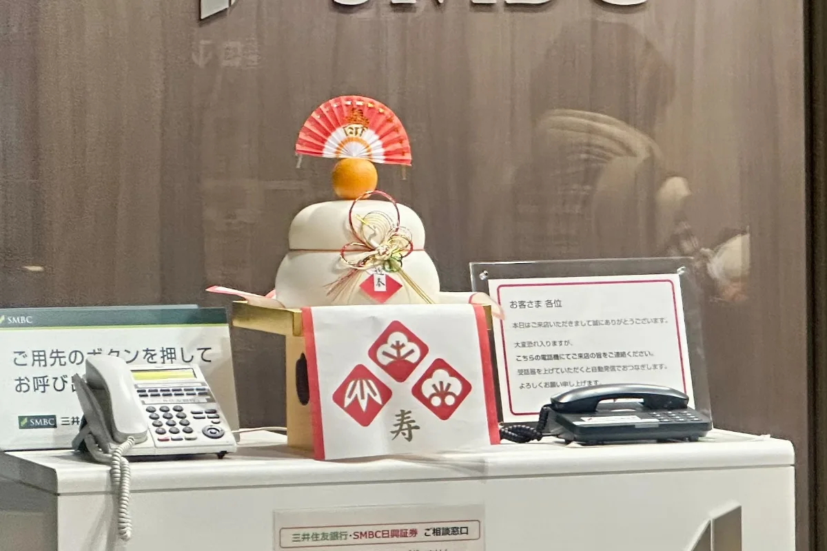 Bánh kagami mochi trang trí dịp Tết Dương lịch Nhật Bản