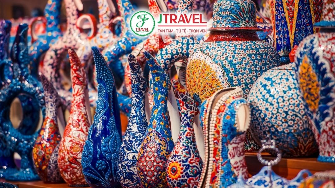 Sản phẩm thủ công tinh xảo thu hút du khách khi ghé đến 