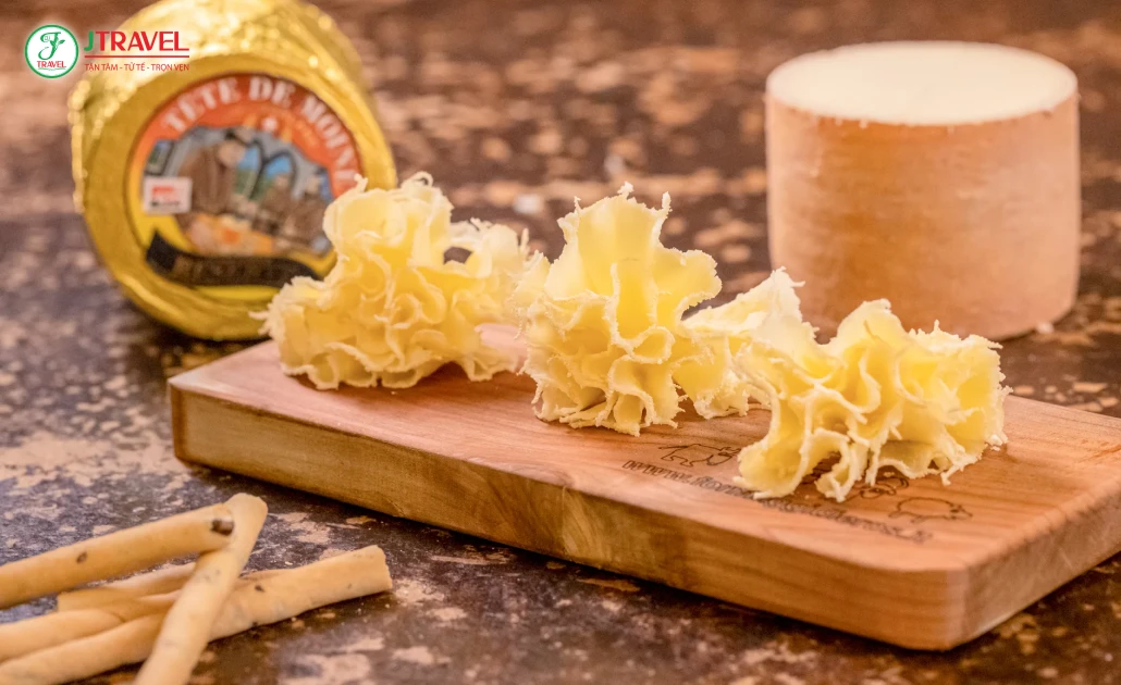 Phô mai Tête de Moine Thụy Sĩ được cắt thành bông hoa rosette bằng girolle