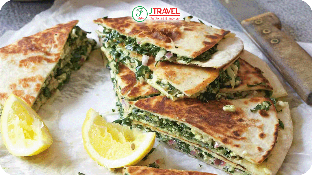 Gozleme – bánh mỏng nhân rau và phô mai