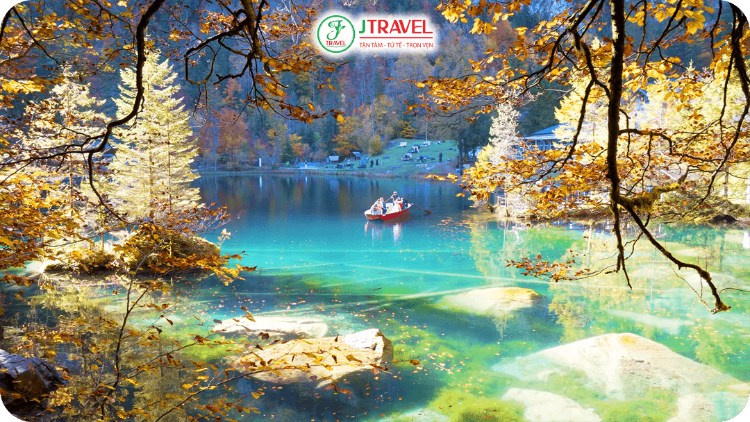 Hồ Blausee với làn nước xanh ngọc bích trong suốt, phản chiếu sắc lá thu đỏ vàng xung quanh