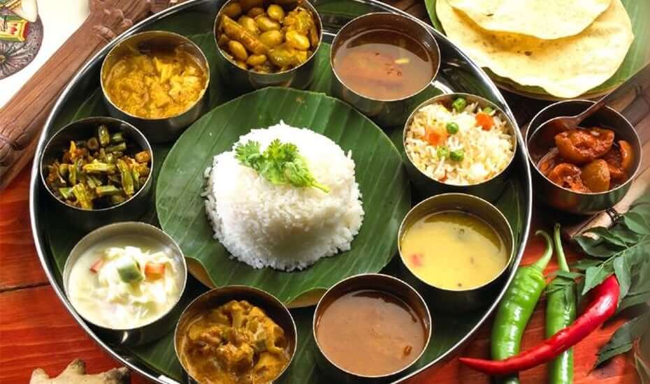 thali – phần cơm truyền thống ăn kèm nhiều món như cà ri gà, rau củ, nước sốt dừa và bánh papadum giòn tan (ảnh internet)