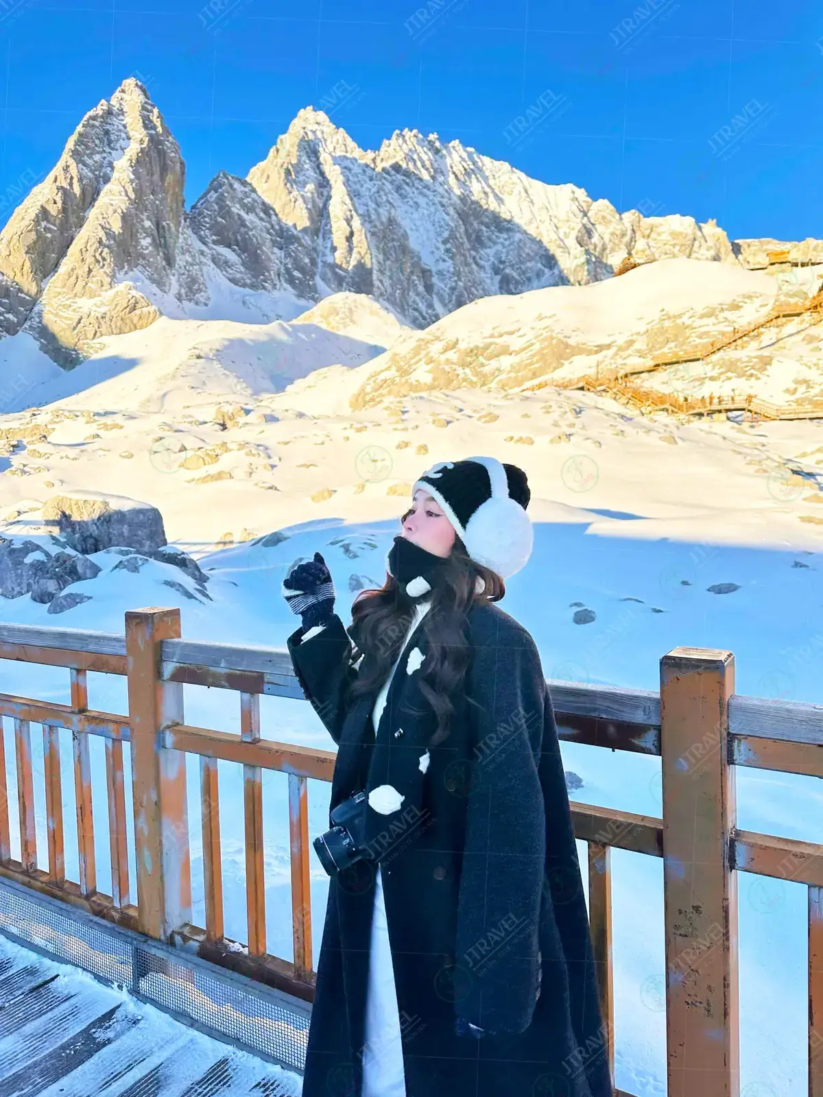 Du khách JTRAVEL tại Núi Tuyết Ngọc Long (Lệ Giang)