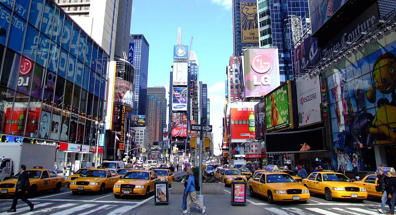 Đám đông ở Times Square New York, nơi cần cảnh giác móc túi và người hóa trang đòi tiền chụp ảnh