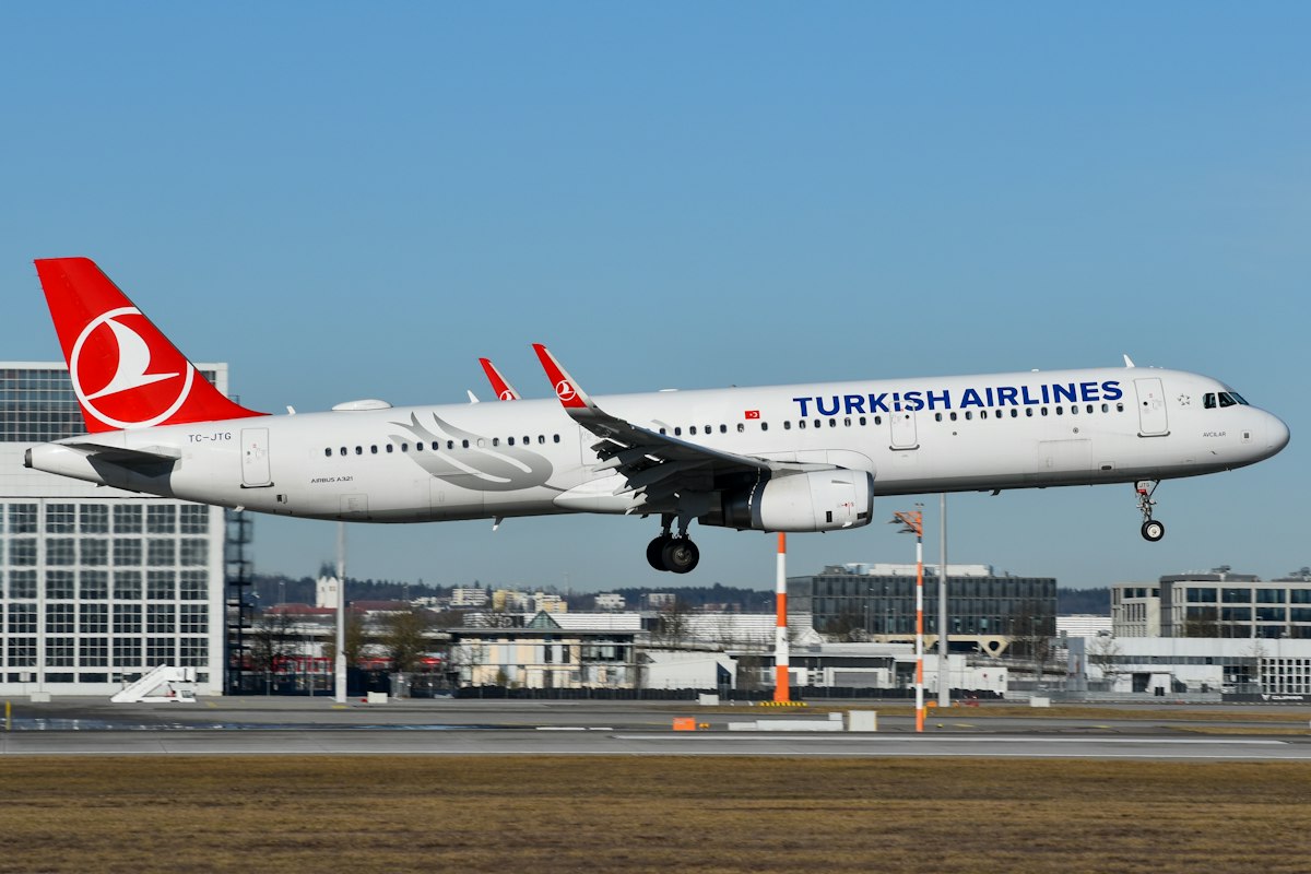 Máy bay Turkish Airlines tại sân bay