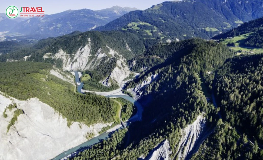 Vách đá dựng đứng và dòng sông Rhine uốn lượn tại hẻm núi Ruinalta Thụy Sĩ