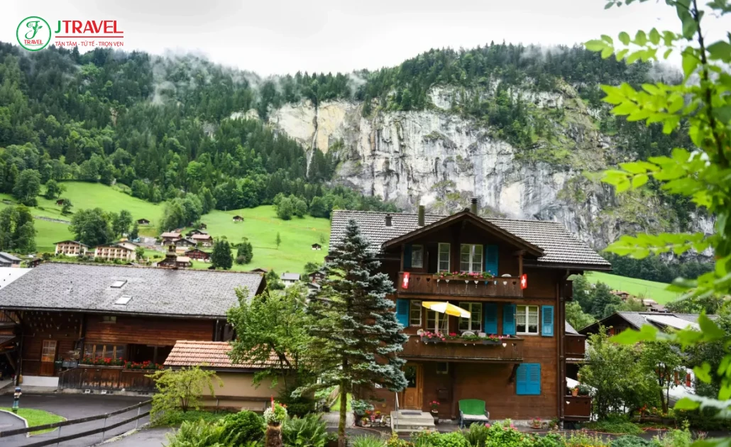 Lauterbrunnen Thụy Sĩ dưới chân dãy Alps – cửa ngõ khám phá vùng Jungfrau nổi tiếng với Wengen, Mürren và Schilthorn