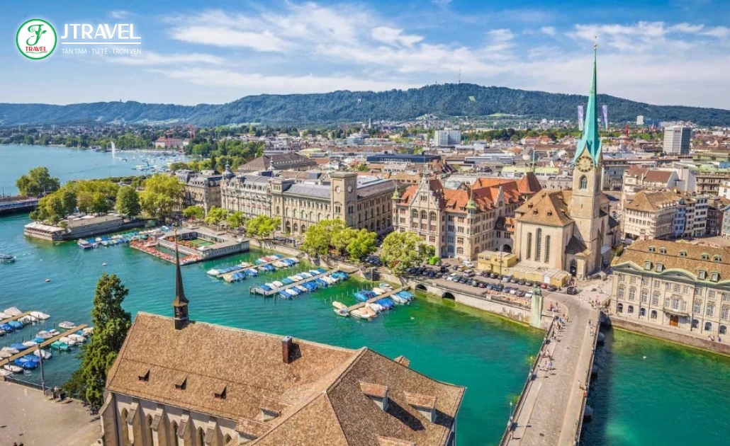 Thành phố Zurich mùa xuân với phố cổ Altstadt