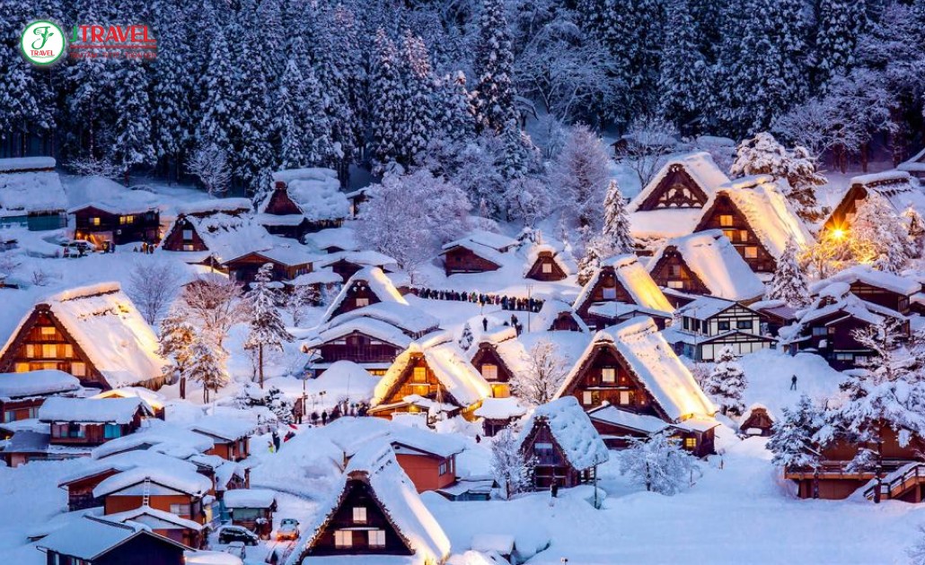 Làng Shirakawago phủ đầy tuyết mùa đông với các mái nhà Gassho-zukuri