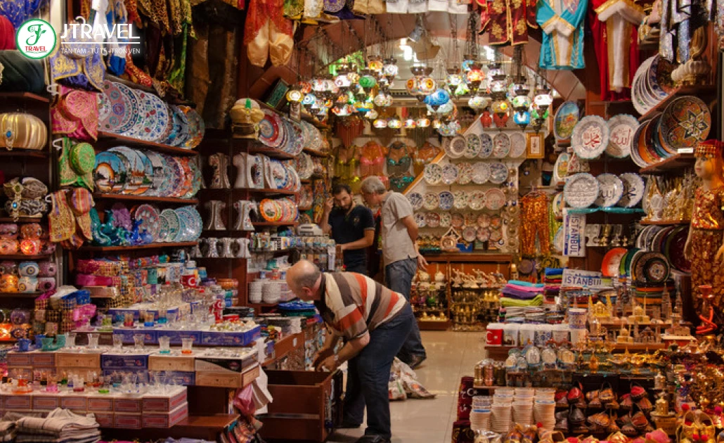 Hàng hóa, gia vị và đời sống thường nhật trong chợ Pakistan