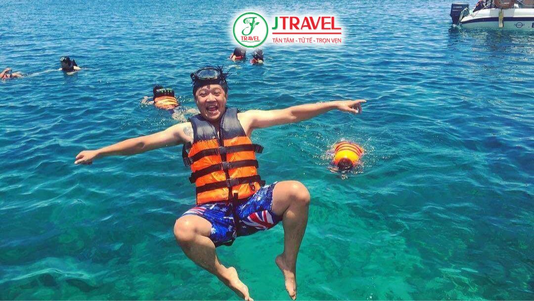 Tắm biển tại Cù Lao Mái Nhà