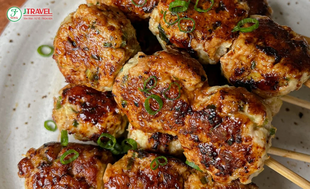 Tsukune thơm ngon tại các quầy gần Đền Bentendo