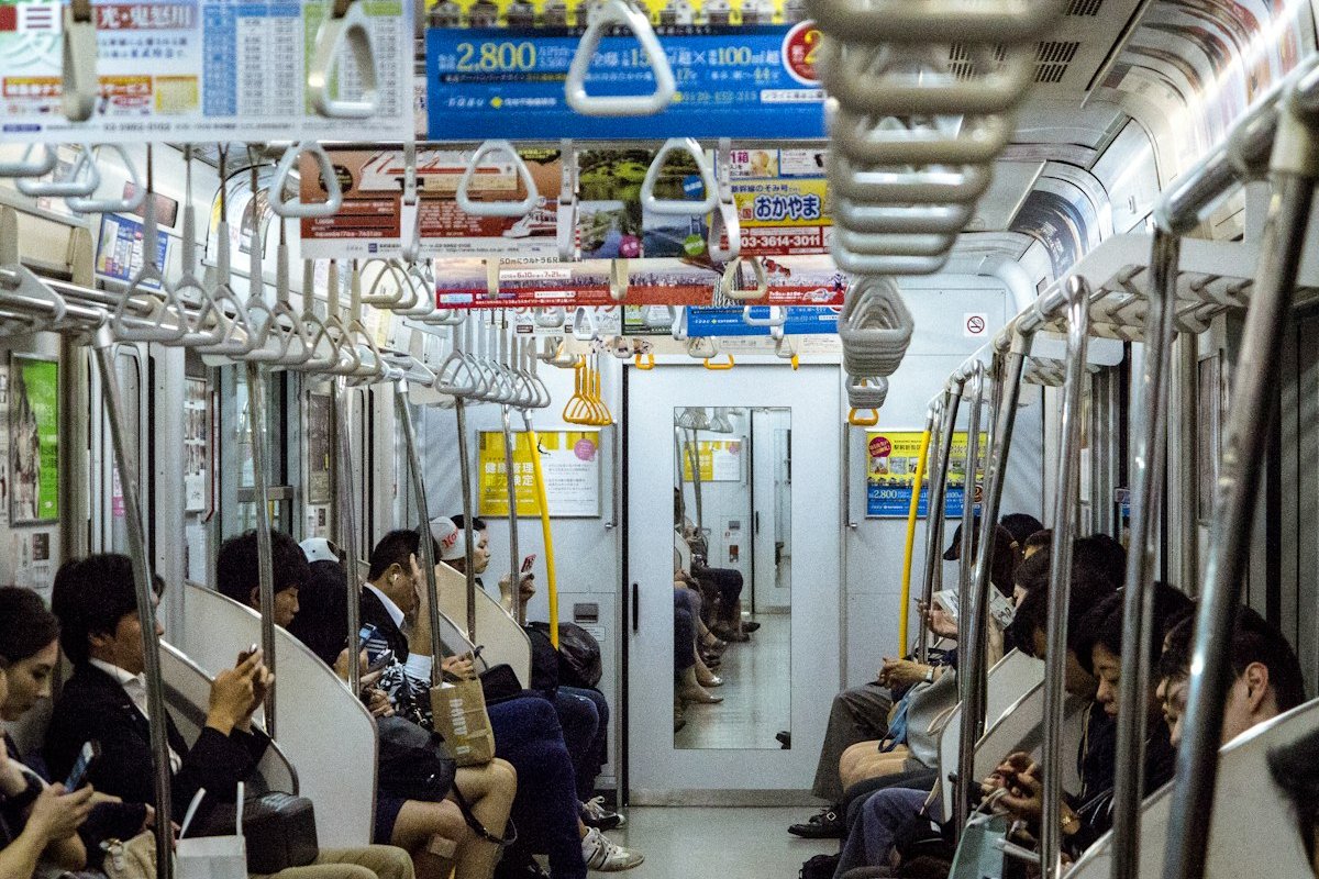 Hành khách giữ yên lặng trên tàu điện ngầm ở Tokyo