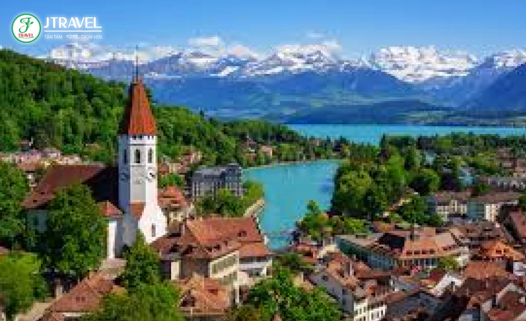 Interlaken mùa xuân giữa hồ Thun và hồ Brienz