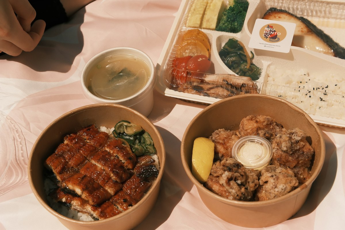 Hộp bento cùng cơm lươn và gà rán kiểu Nhật