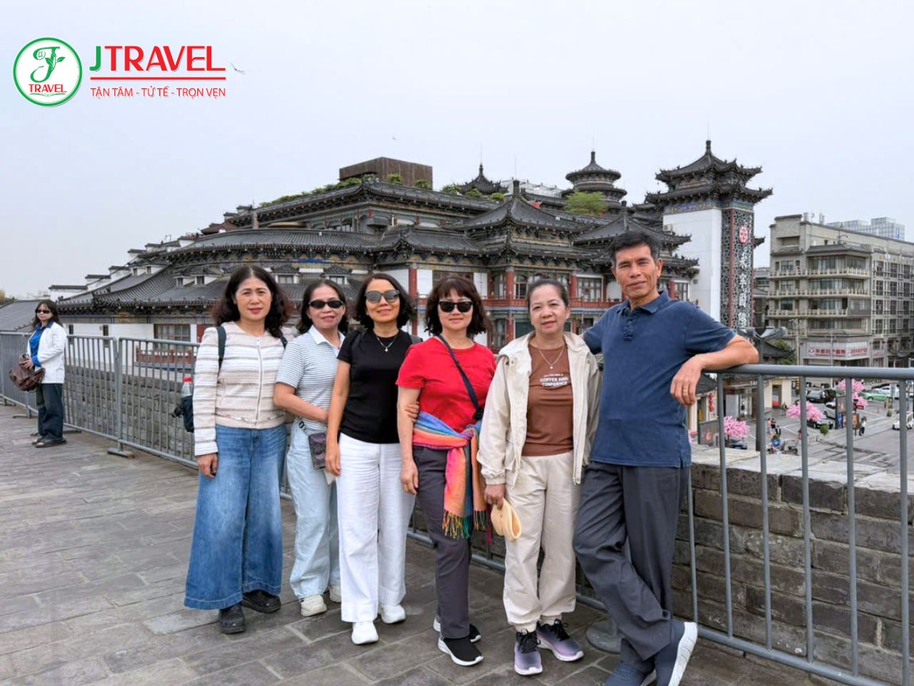 Du khách check in bên trong tường thành Tây An