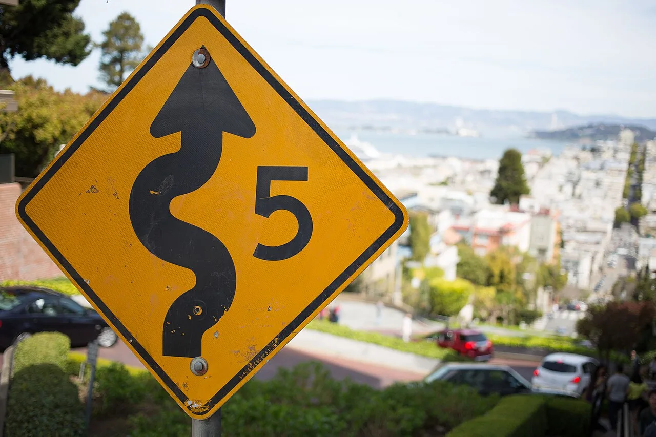 Phố Lombard quanh co với hoa hai bên ở San Francisco