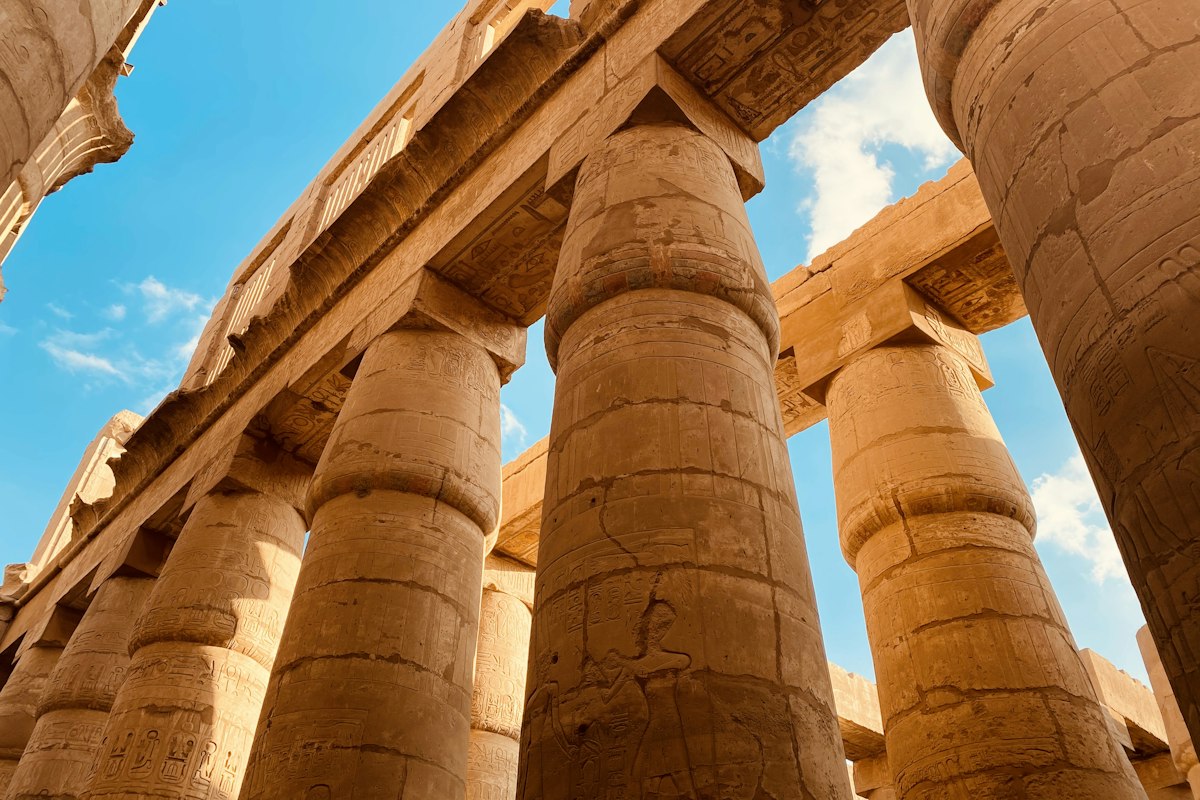 Hàng cột đá khổng lồ trong đền Karnak