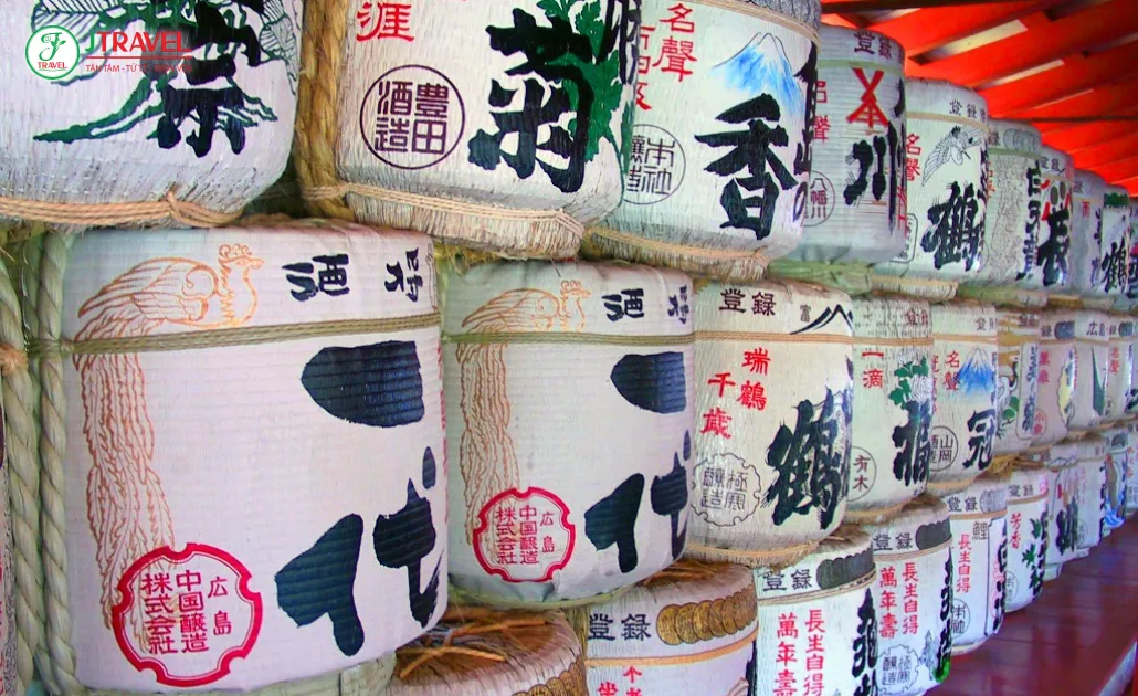 Du khách thưởng thức rượu sake truyền thống tại Bảo tàng Hakutsuru Sake trong tour Tết Nhật Bản cùng J Travel