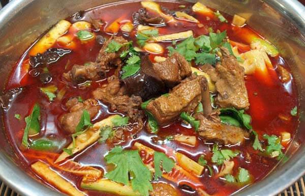 Lẩu vịt đậm đà, thịt vịt mềm ngọt, hòa quyện với hương vị bia thơm (ảnh internet)