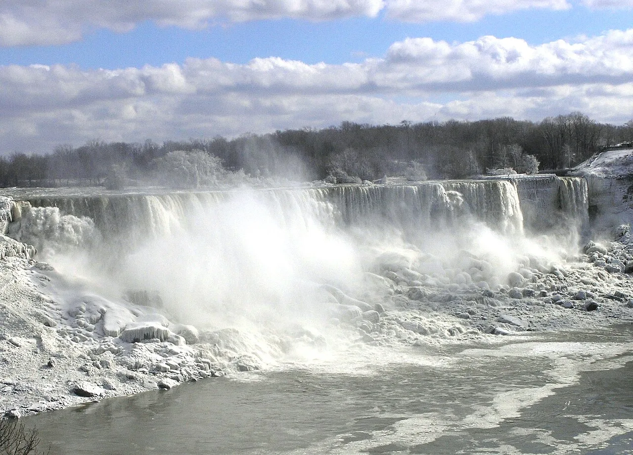 Thác Niagara nhìn từ chân thác, nơi thuyền Maid of the Mist đưa khách đến gần