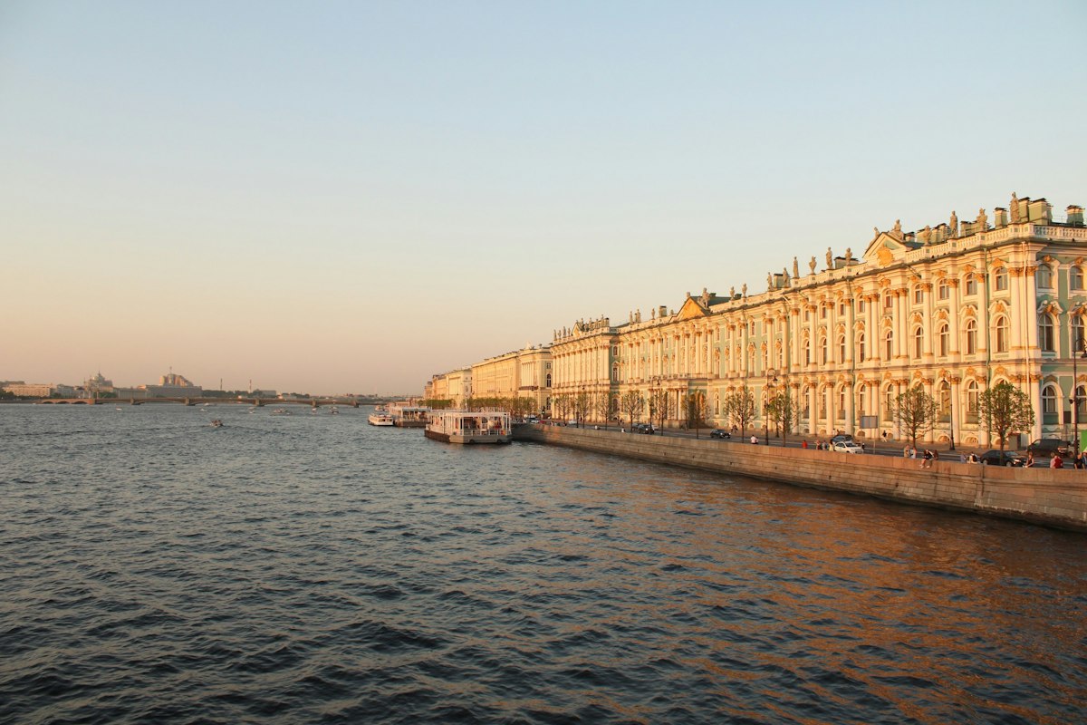 Cung điện Mùa Đông bên bờ kè Palace Embankment, sông Neva