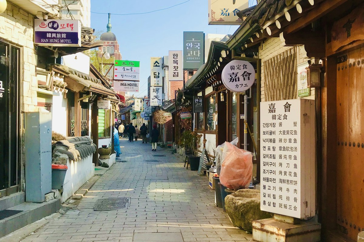 Dãy cửa hàng trong khu phố truyền thống ở Seoul