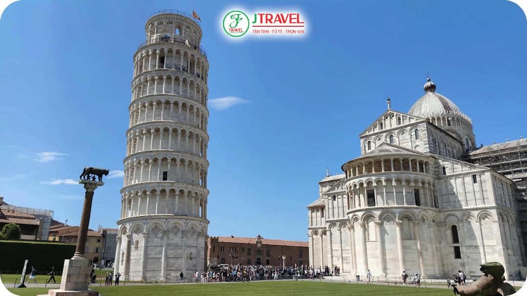 Tháp Pisa nghiêng mình giữa trời thu trong xanh – một trong những góc ảnh biểu tượng của nước Ý