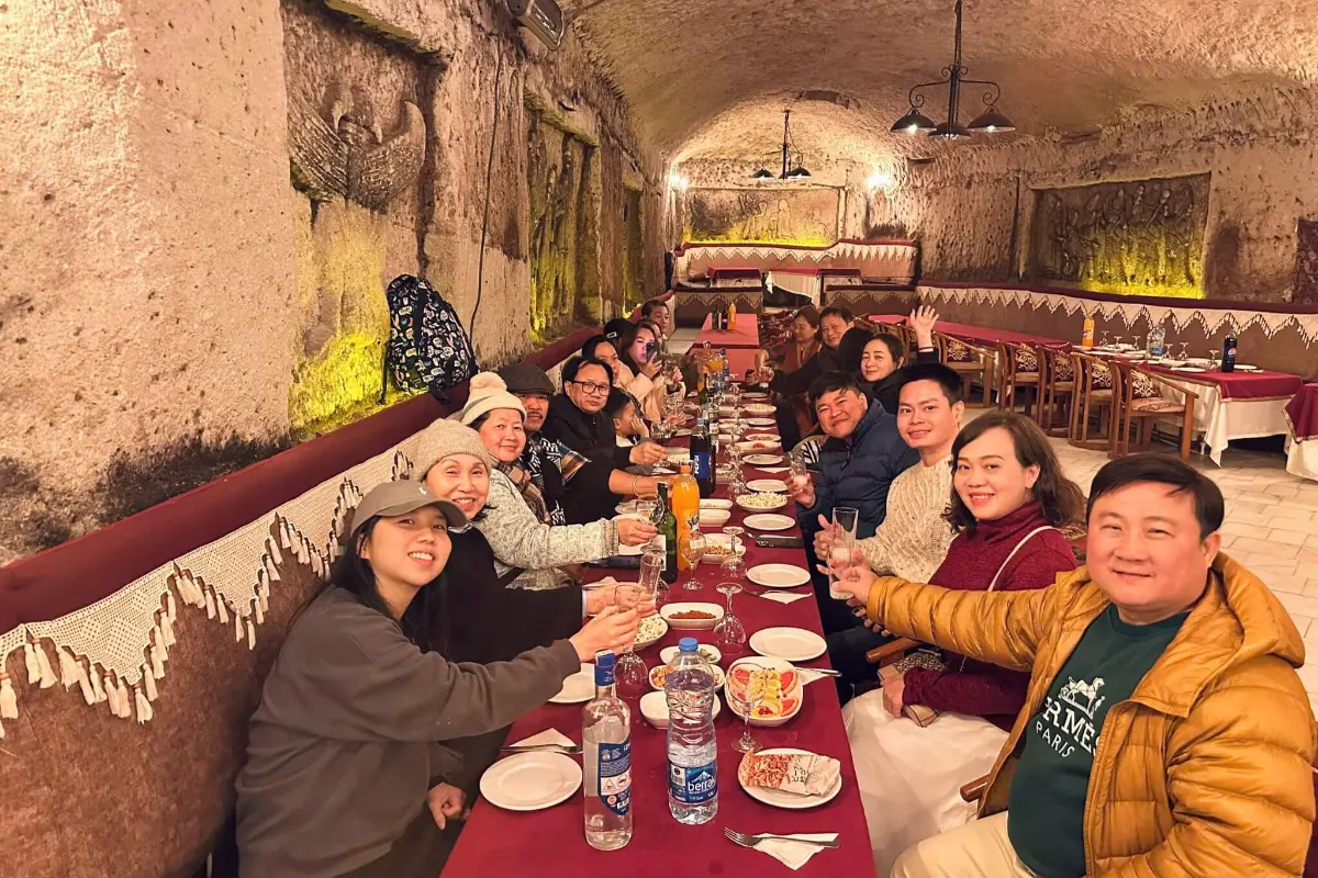 Đoàn khách J Travel thưởng thức bữa tối ở Cappadocia Đoàn khách J Travel thưởng thức bữa tối ở Cappadocia