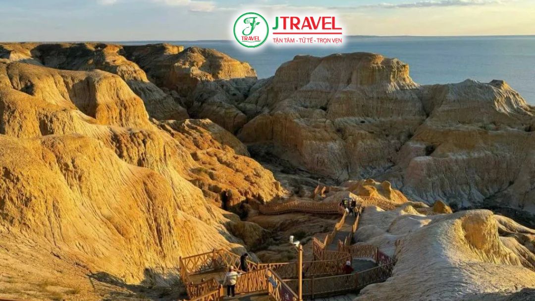 Sự kết hợp giữa sa mạc và nước hồ Ulungur