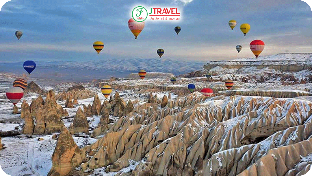 Bay khinh khí cầu ngắm thung lũng tuyết trắng Cappadocia