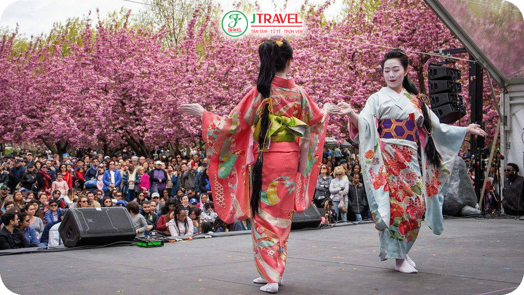 du khách còn có thể tham dự các hoạt động văn hóa như múa Yosakoi