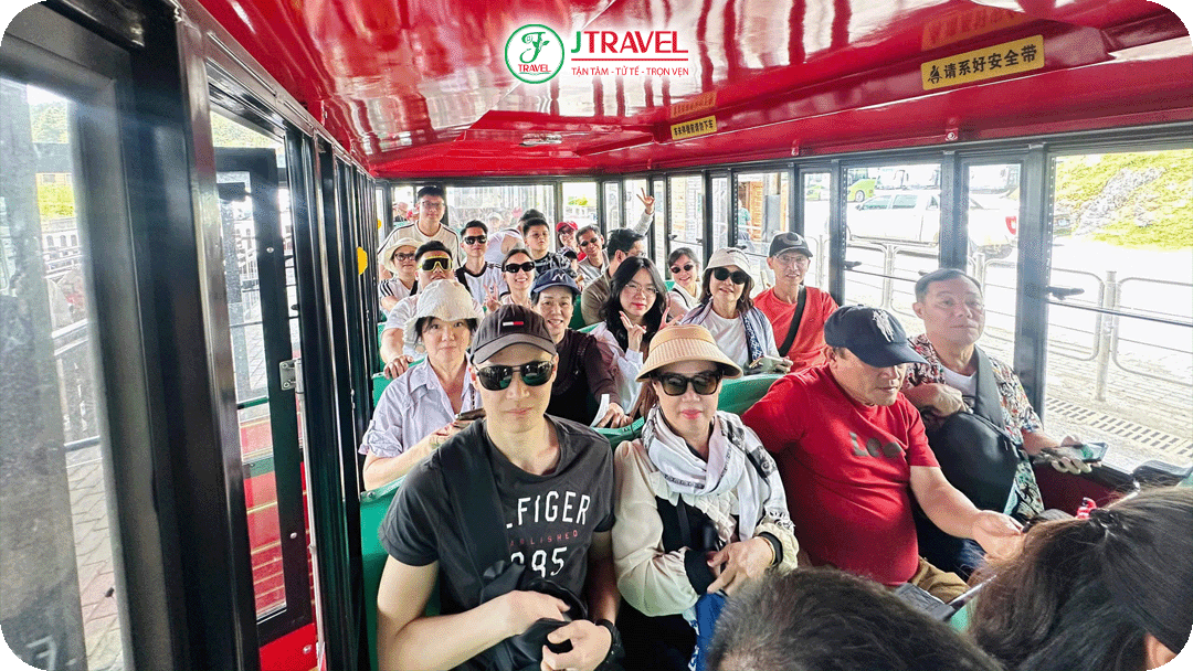 Tour Côn Minh của J Travel sẽ có xe du lịch sẽ đưa đoàn đến thẳng khu vực hồ