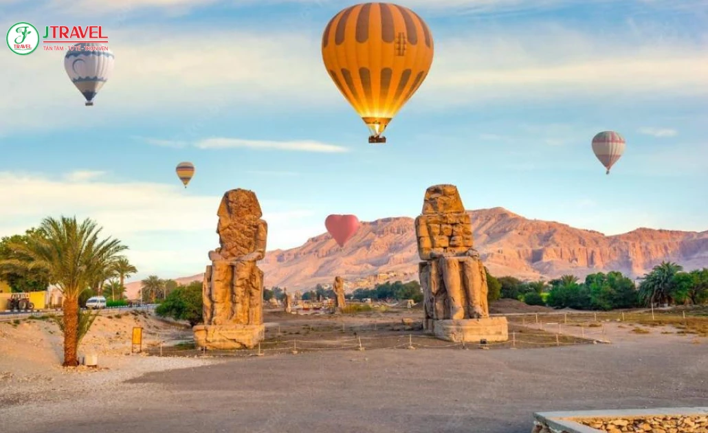 Thung lũng các vị vua nhìn từ khinh khí cầu