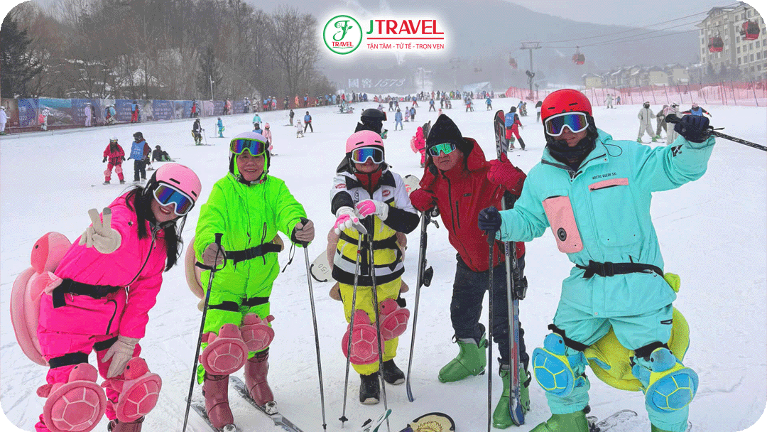 Du khách J Travel tham gia các hoạt động trượt tuyết