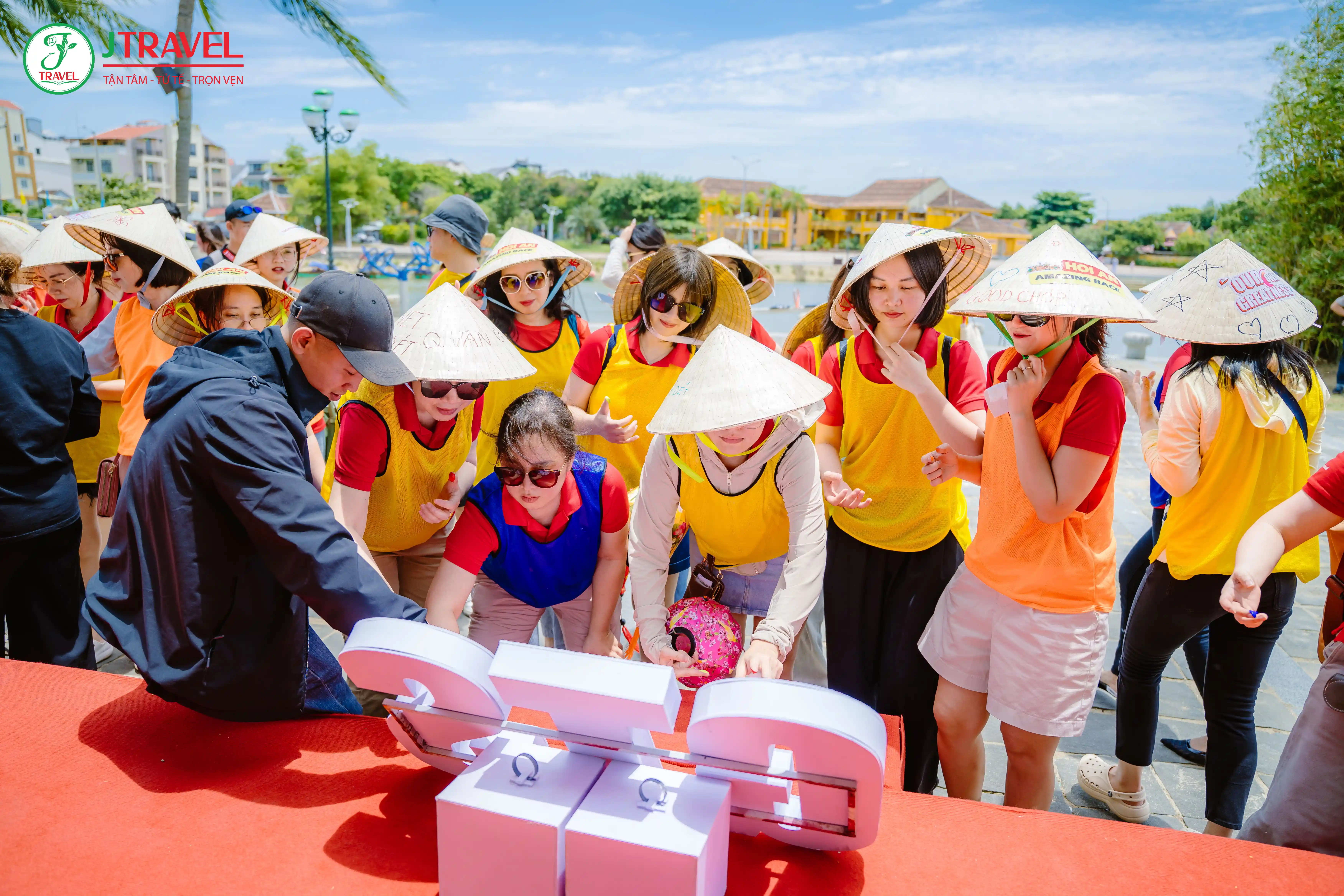 Hình 3: Team building ngoài trời với concept độc quyền do J Travel thiết kế