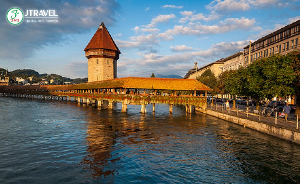 Thành phố cổ Lucerne mùa xuân với cầu gỗ Chapel Bridge