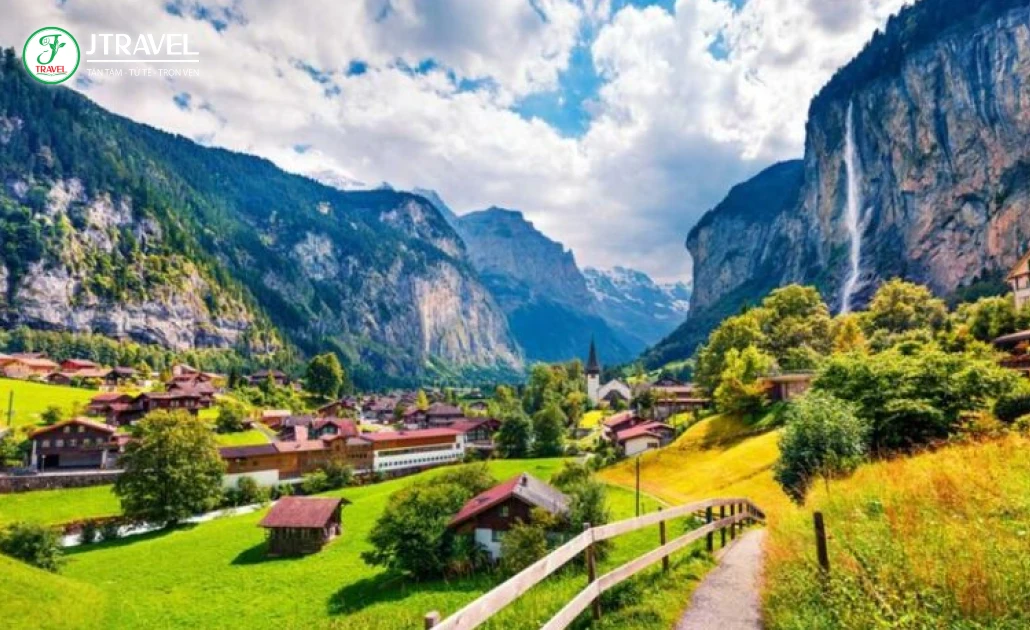 Grindelwald mùa xuân với làng gỗ yên bình