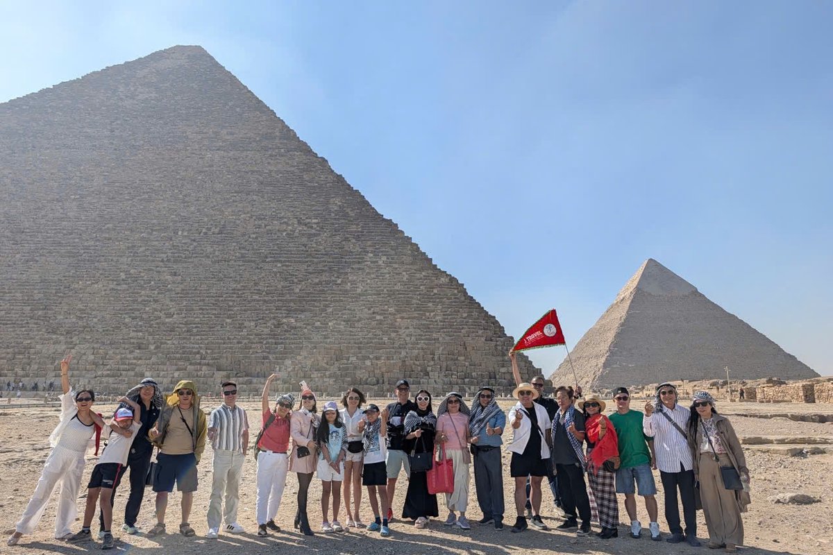 Đoàn khách J Travel bên Kim tự tháp Giza