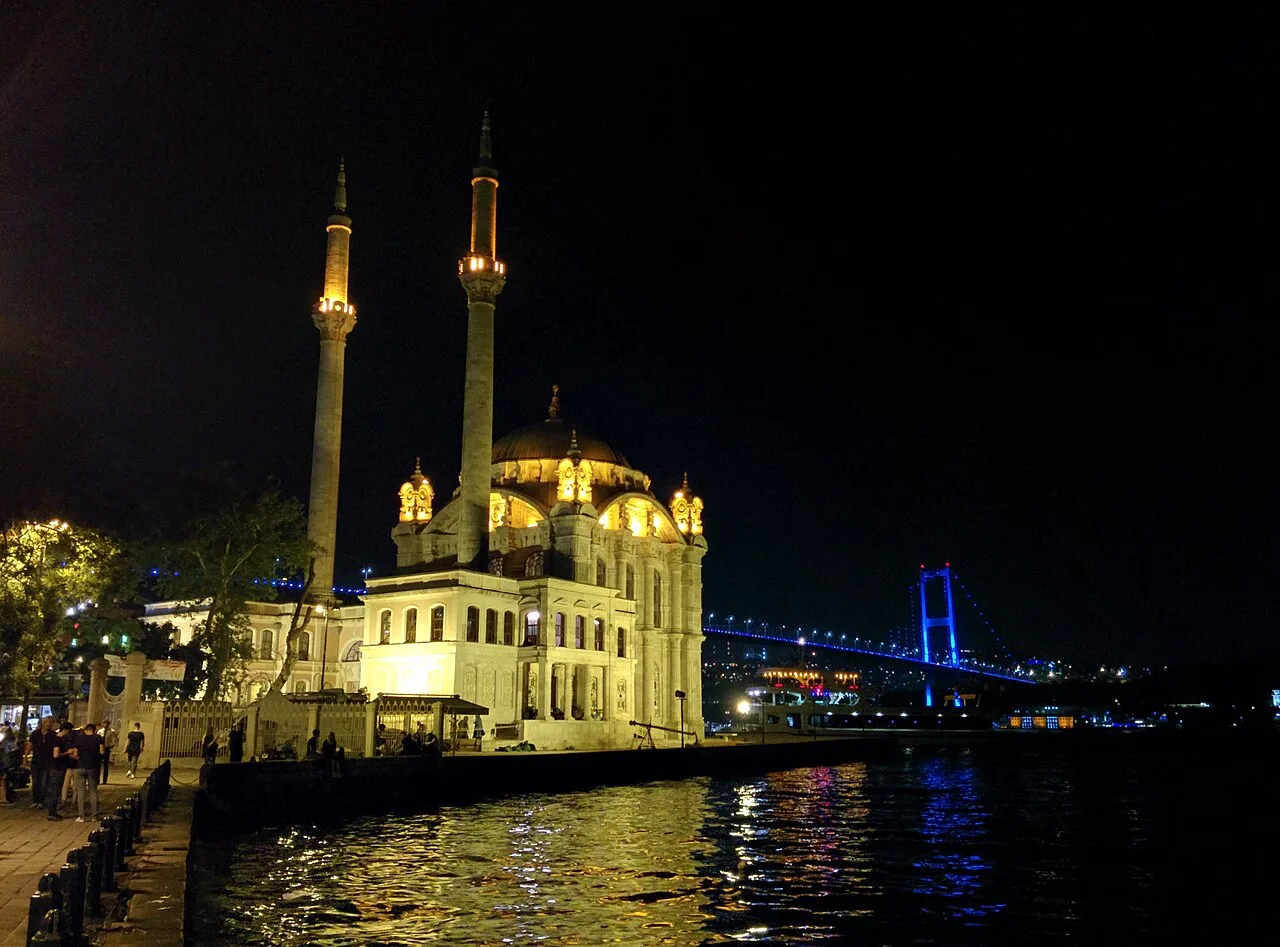 Nhà thờ Hồi giáo Ortaköy và cầu Bosphorus về đêm