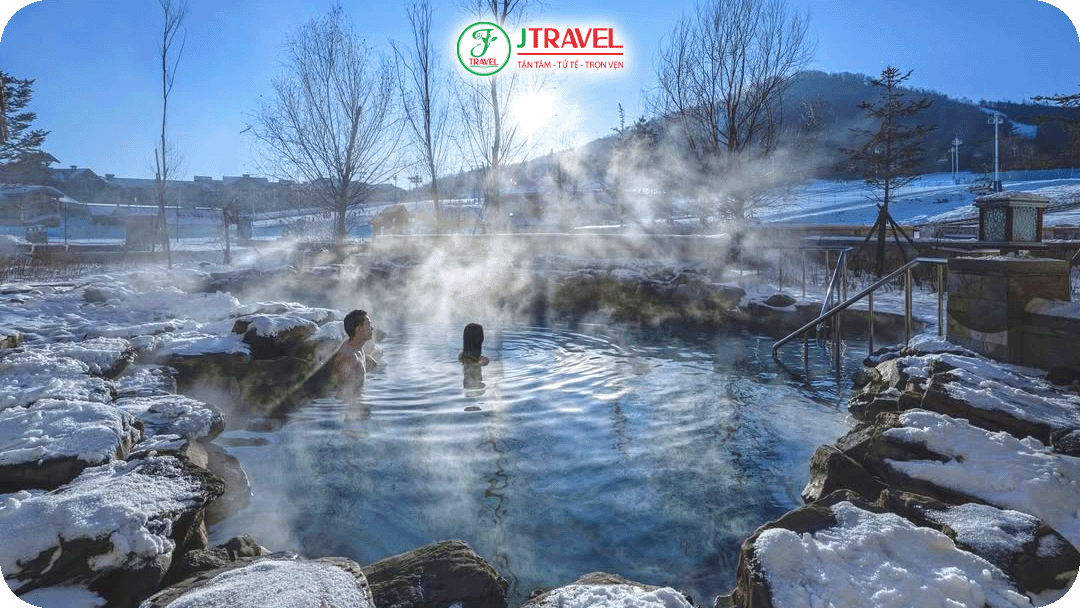 Trải nghiệm ngâm mình trong onsen tự nhiên khi ngoài trời tuyết rơi