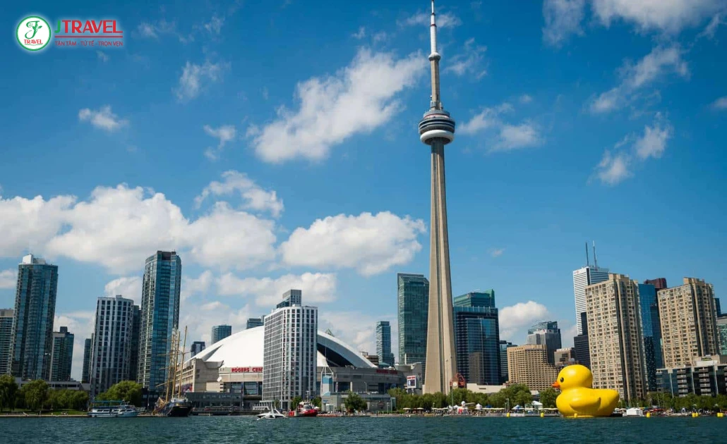 Tháp CN – biểu tượng nổi bật của Toronto rực rỡ giữa mùa xuân Canada