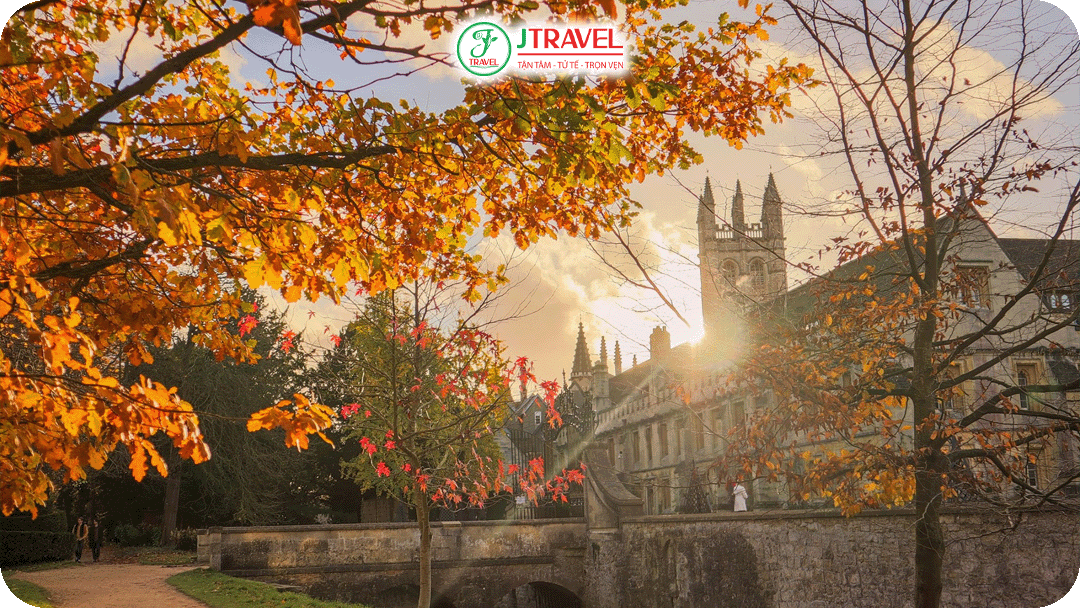 Oxford là địa điểm ngắm lá đỏ tuyệt đẹp với các kiến trúc cổ kính