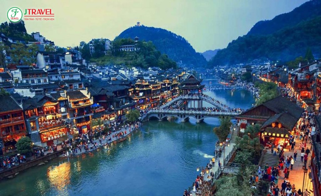 Lệ Giang về đêm với ánh đèn lung linh