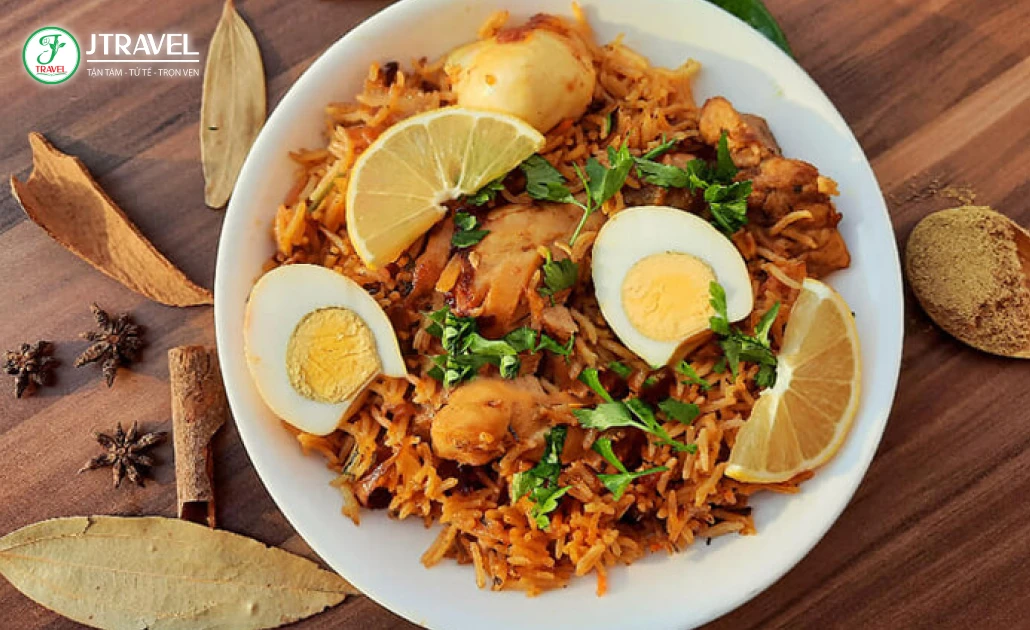Món Biryani Pakistan với gạo basmati và gia vị